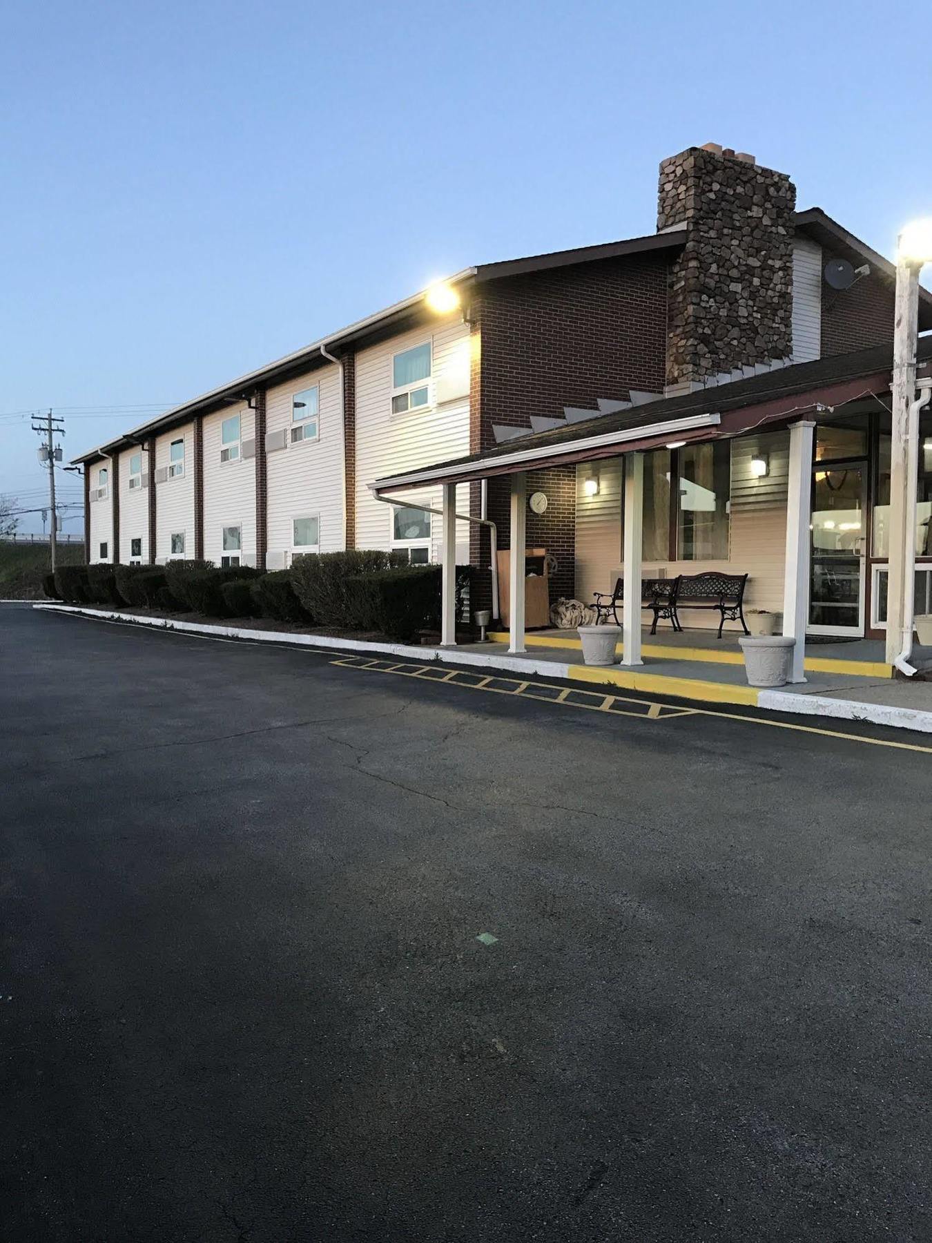 Budget Inn Batavia Exterior photo